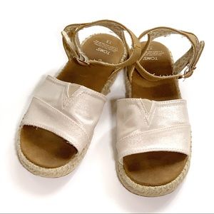 Toms Gold Shimmery Sandals: 3